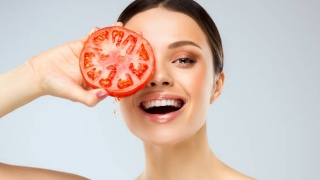 Skincare with tomato in hindi | चेहरे पर टमाटर कैसे लगाएं